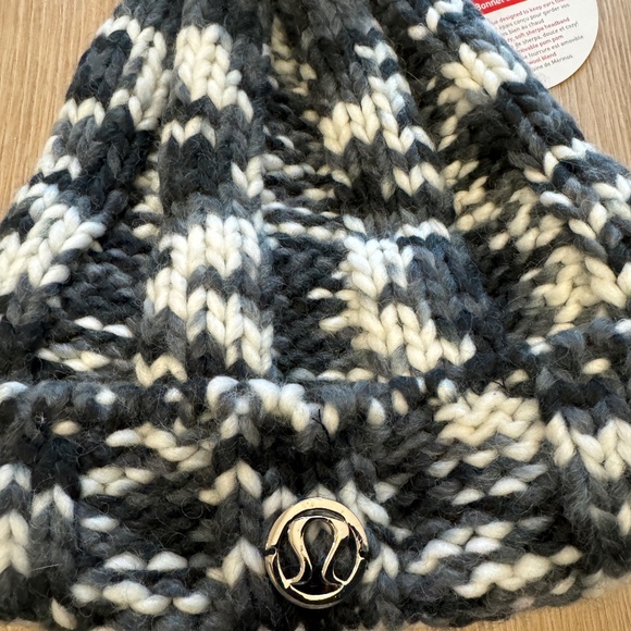 Lululemon pompom toque - Picture 1 of 5